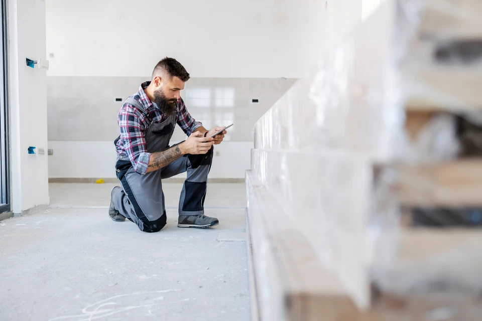 Intérieur résidentiel en rénovation avec outils de construction au sol